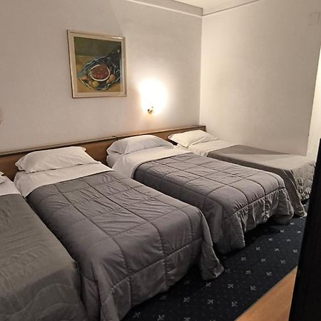Hotel Quadrifoglio Castello di Cisterna Екстериор снимка