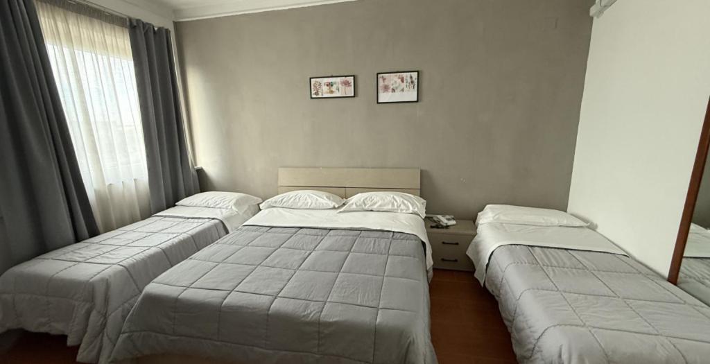 Hotel Quadrifoglio Castello di Cisterna Екстериор снимка