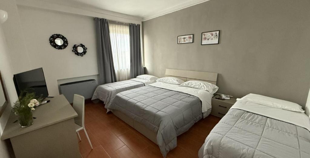 Hotel Quadrifoglio Castello di Cisterna Екстериор снимка