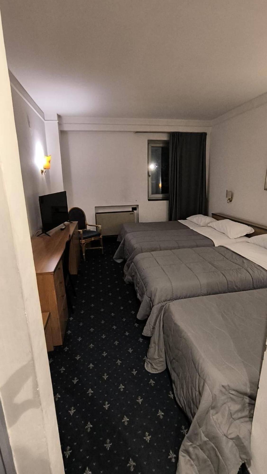 Hotel Quadrifoglio Castello di Cisterna Екстериор снимка