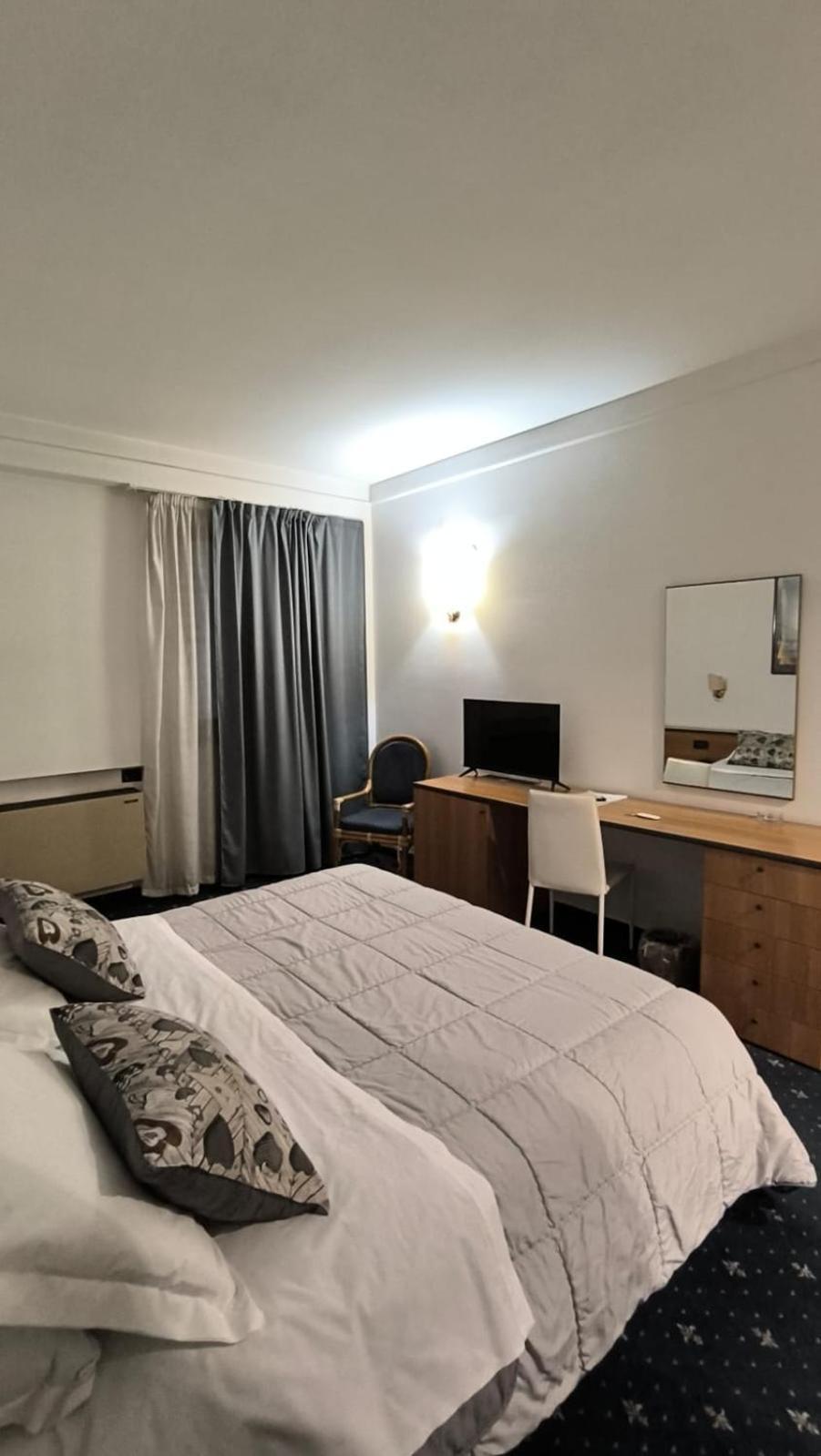 Hotel Quadrifoglio Castello di Cisterna Екстериор снимка