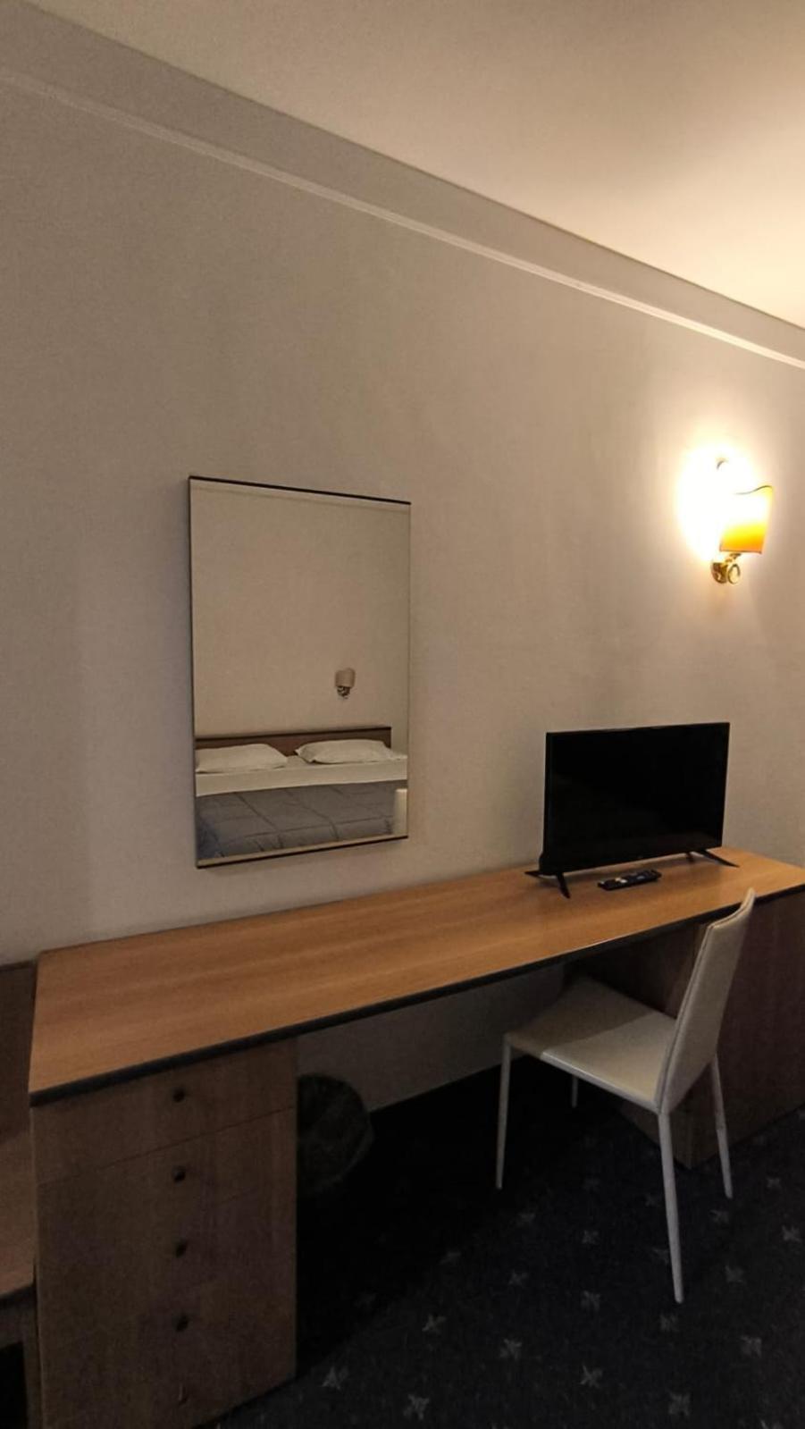 Hotel Quadrifoglio Castello di Cisterna Екстериор снимка