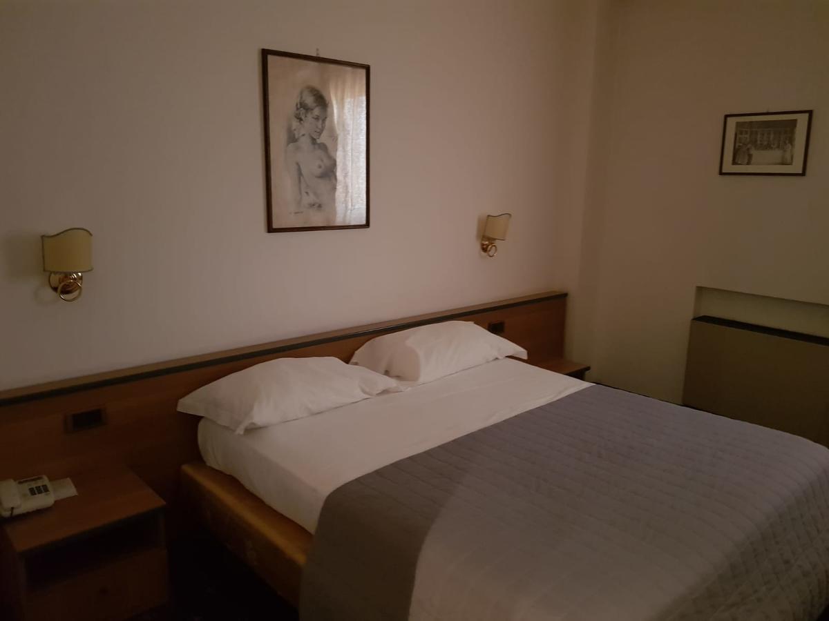 Hotel Quadrifoglio Castello di Cisterna Екстериор снимка