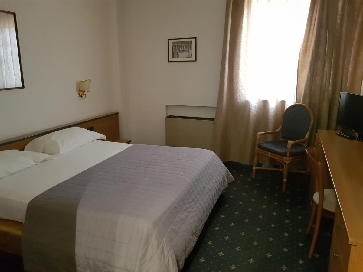 Hotel Quadrifoglio Castello di Cisterna Стая снимка