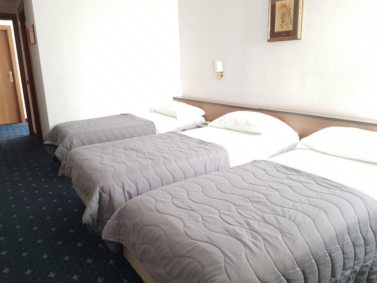 Hotel Quadrifoglio Castello di Cisterna Екстериор снимка